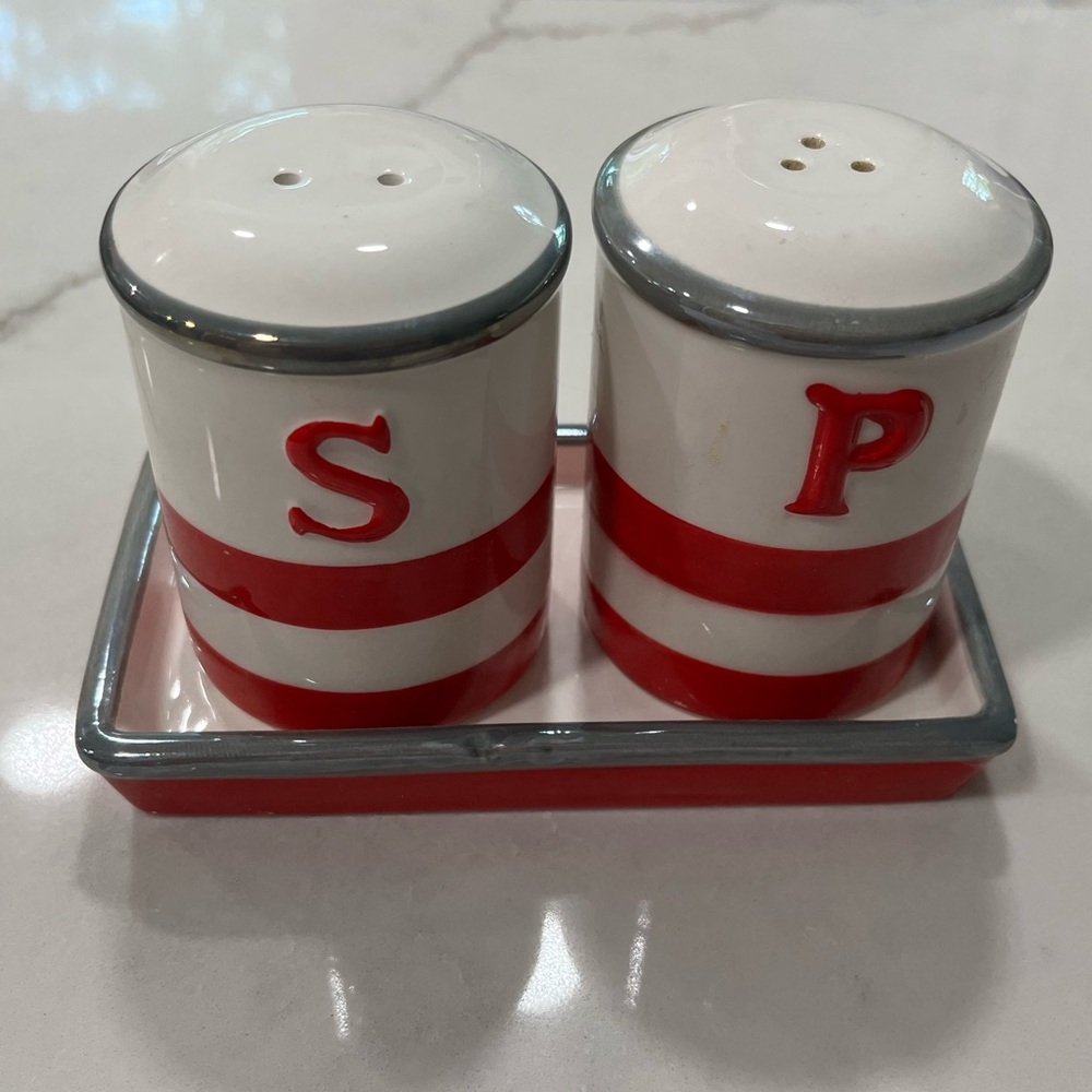 Retro Red American Heritage Salt &Pepper Shaker Set
